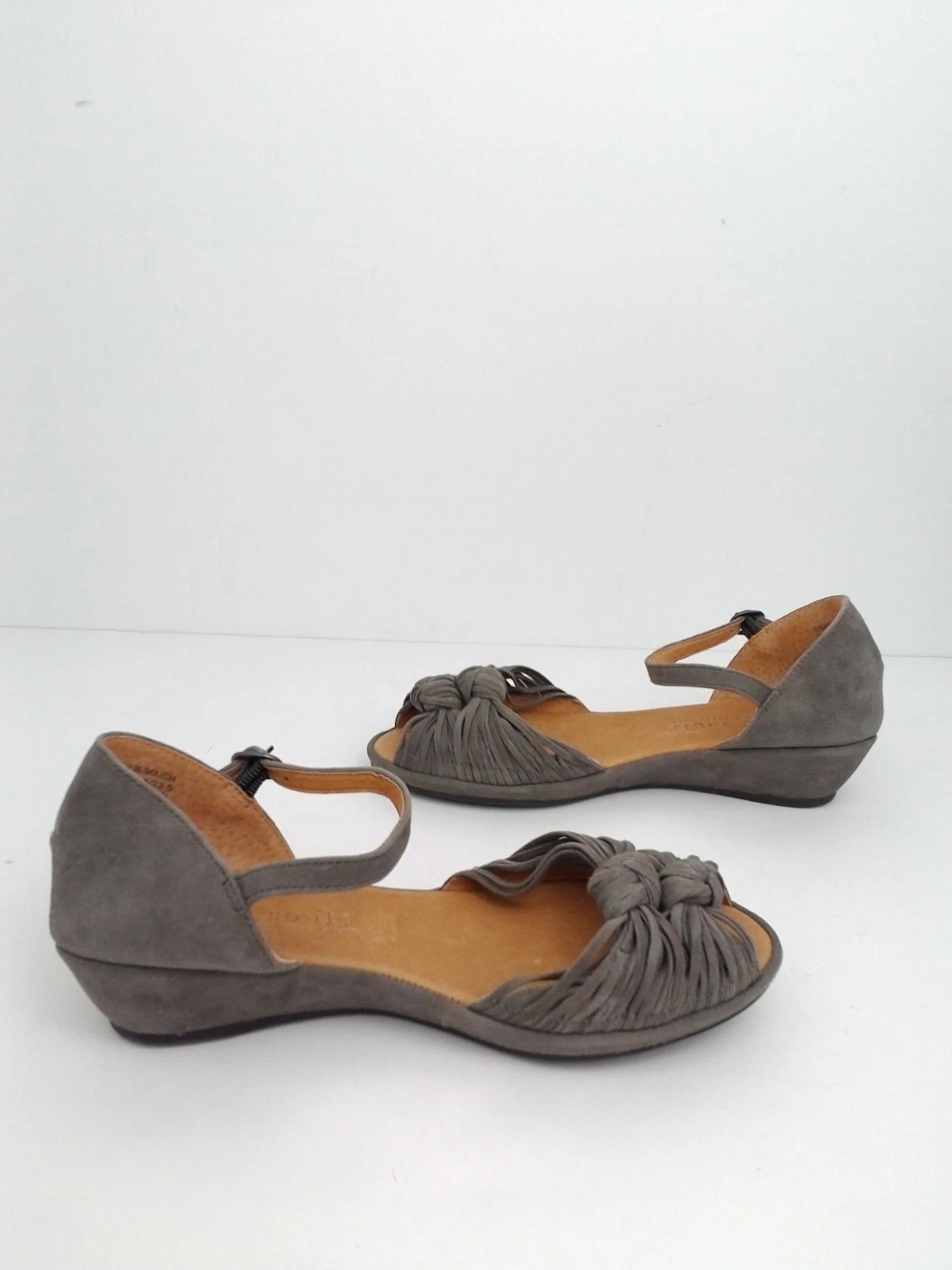 Gentle Souls By KENNETH COLE Women's Grey Leather Lily Knot Sandal Size 7